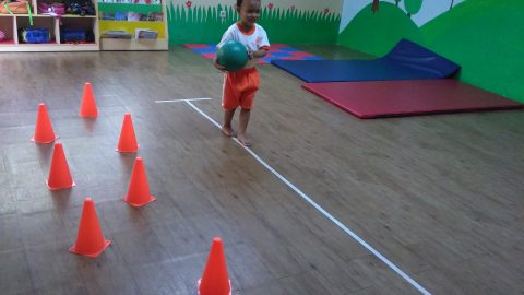 TK A 2 “Walking on straight line while holding a ball”