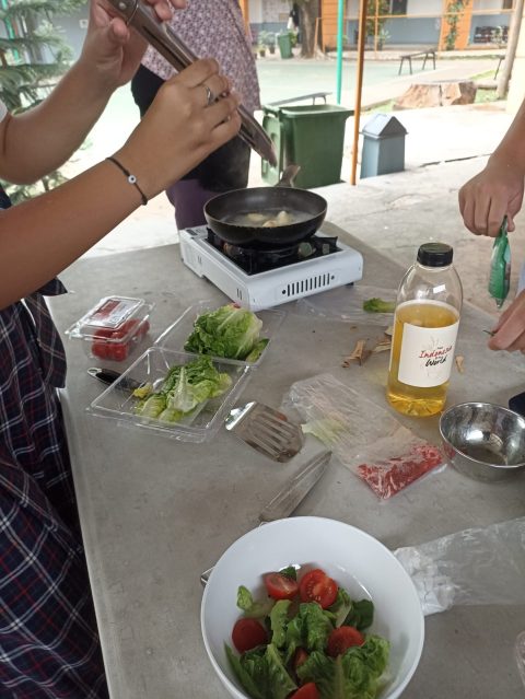 Projek Science Kelas 8 SMP Surya Bangsa Palem Semi: Cooking diet menu based on calories needed! 🍽️🌿